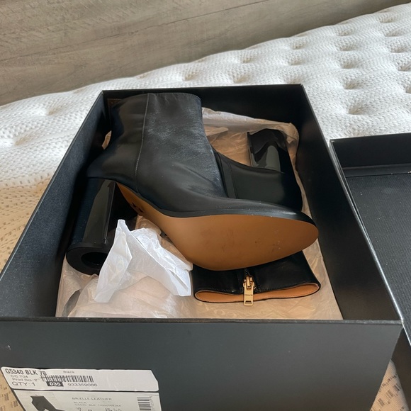 beautiful Coach  boots, new in the box. reduced price. size 7 - Picture 3 of 7